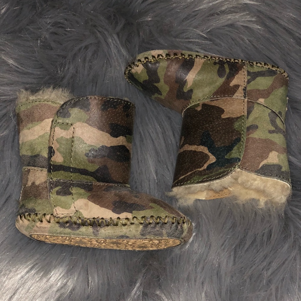 Uggs infant baby camouflage boots (2/3)